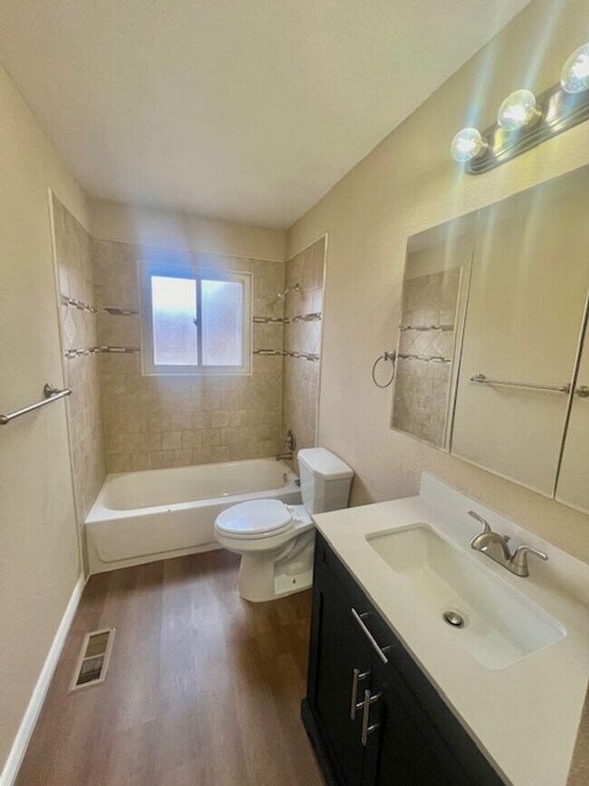 Building Photo - Great 5 bedroom ranch style home close to ...