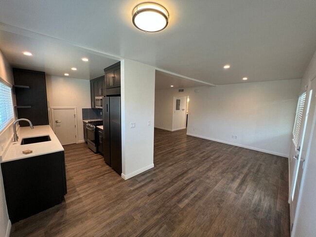 Building Photo - Midtown Gorgeous Updated Apartment! 2/2 downstairs!
