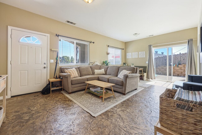 Sala de estar - 4466 Mataro Dr