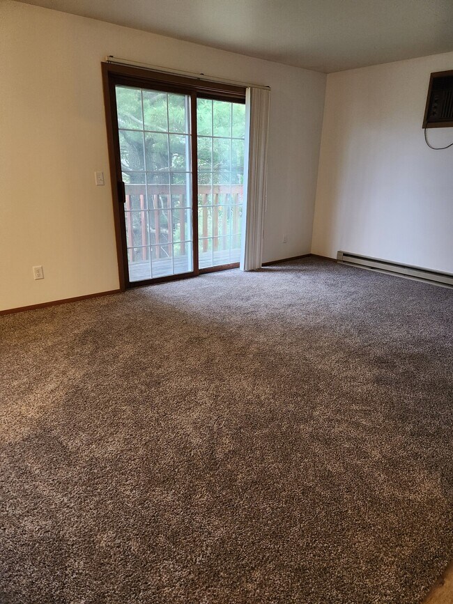 Building Photo - 647 Brooks Pl