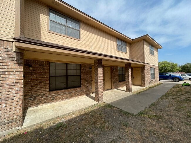 Building Photo - 904 Clairidge Ave