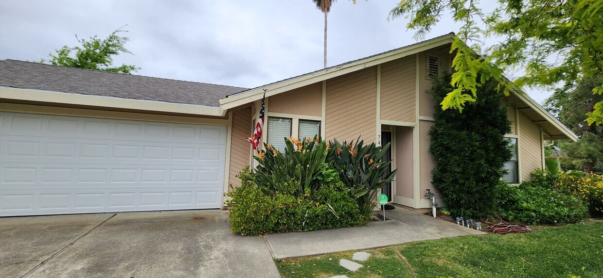 Primary Photo - 2 Bedroom 2 Bathroom Home in Greenhaven