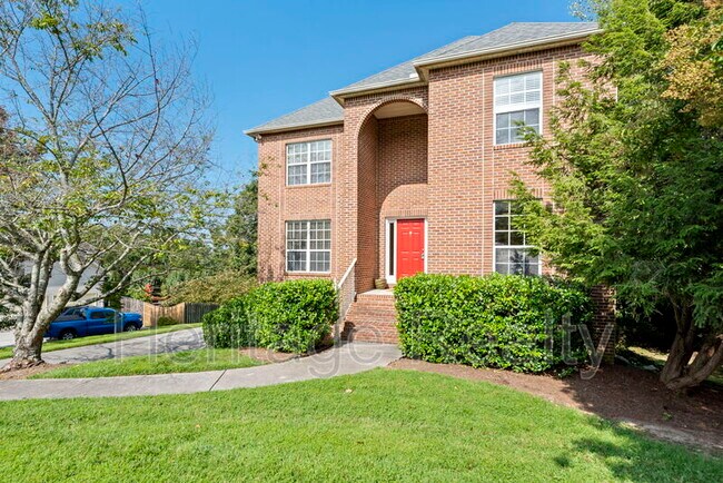 Building Photo - 2453 Maple Crest Ln
