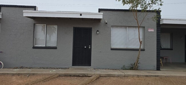 Building Photo - 827 E Hazel Dr