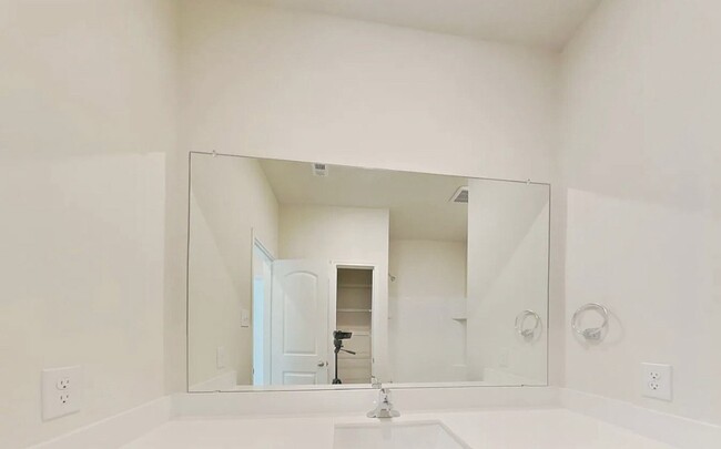 Foto del edificio - Spacious 4-Bedroom House with Cozy Living Spaces