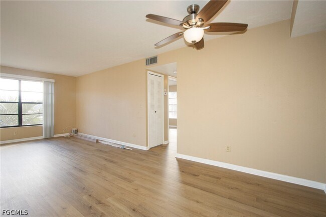 Foto del edificio - 6142 Whiskey Creek Dr
