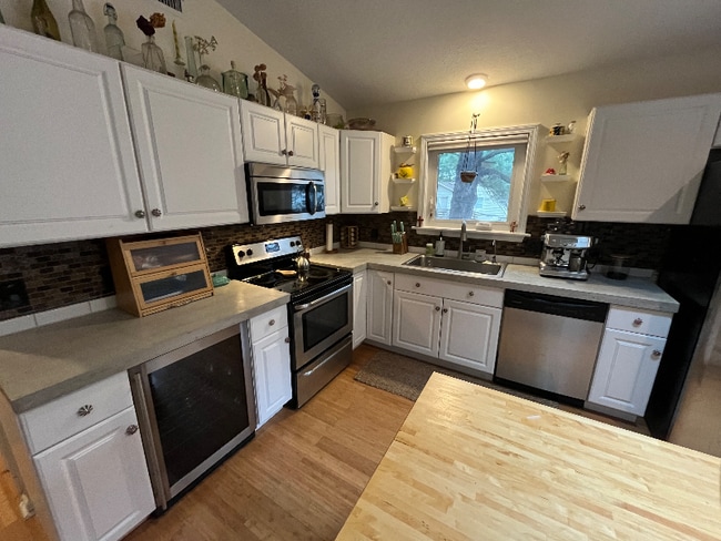 Building Photo - 377 Sir Chandler Dr