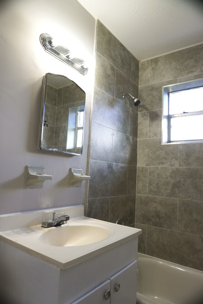bathroom close-up - 639 SW 5th St