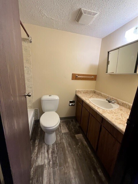 Photo du bâtiment - 10312-10395 95 Ave