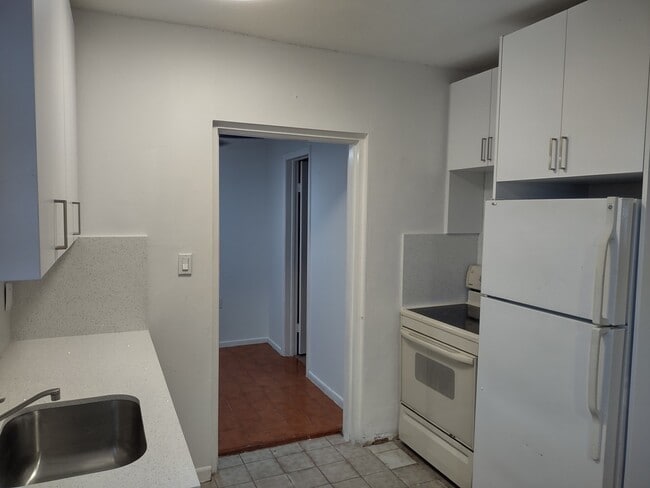 Building Photo - 960 E 40th St