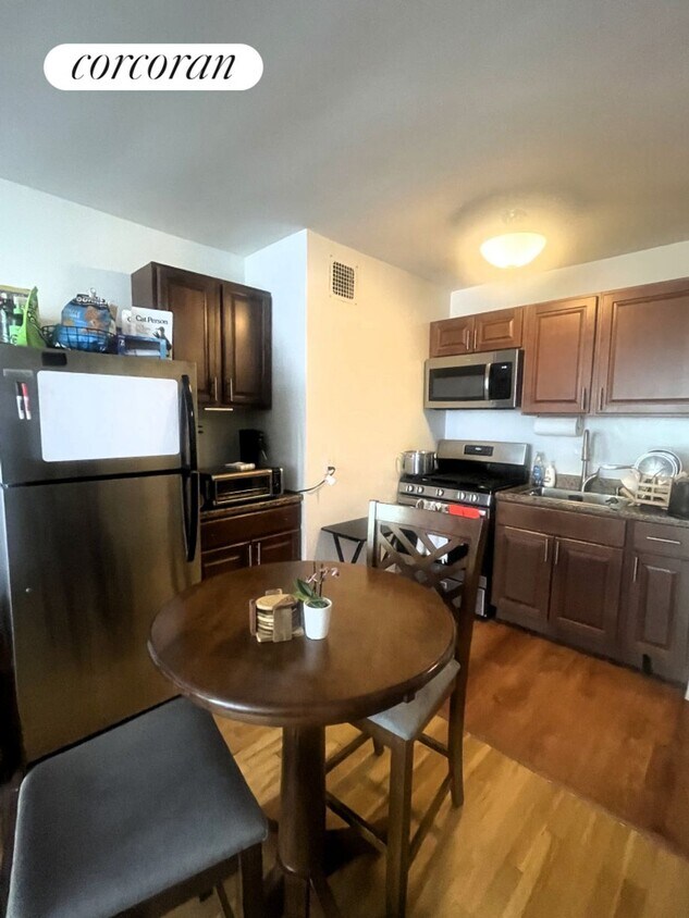 Foto principal - 416 E 85th St