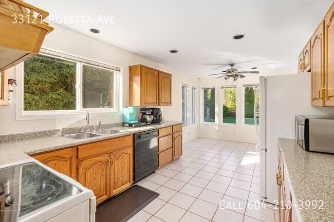 Building Photo - House on Acreage