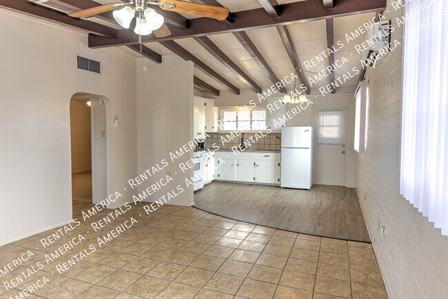 Foto del edificio - 3040 N Sparkman Blvd