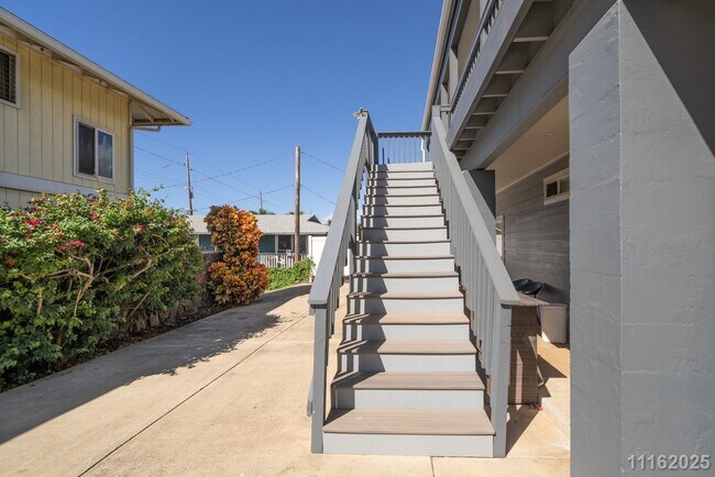 Foto del edificio - West Side Paradise – Updated 3-Bed, 2-Bath Upstairs Unit