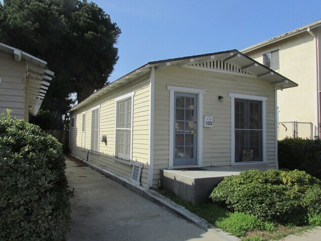 Frente de la casa y camino de entrada - 1223 N Hoover St