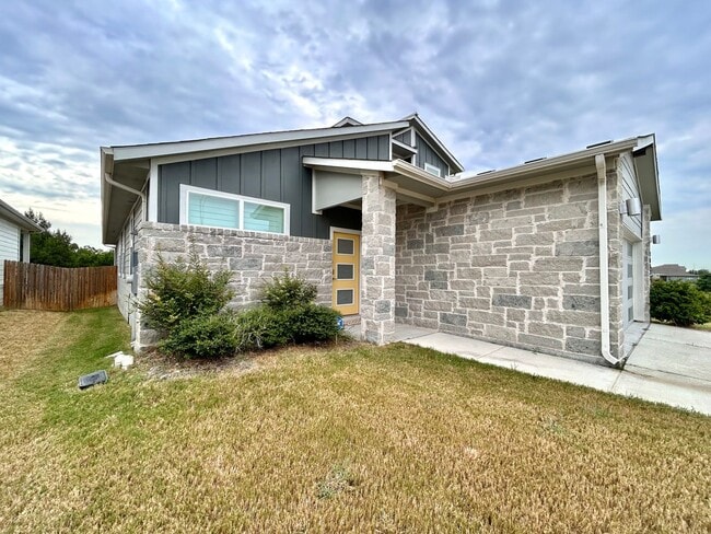Building Photo - 4 Bed / 3 Bath Smart Home with Quartz Kitc...