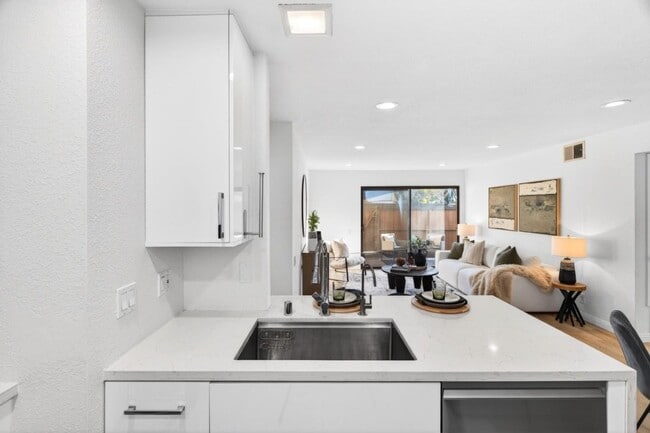 Building Photo - 286 Hackamore Common