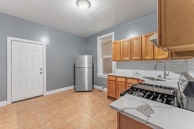 Building Photo - 1426 S Avers Ave