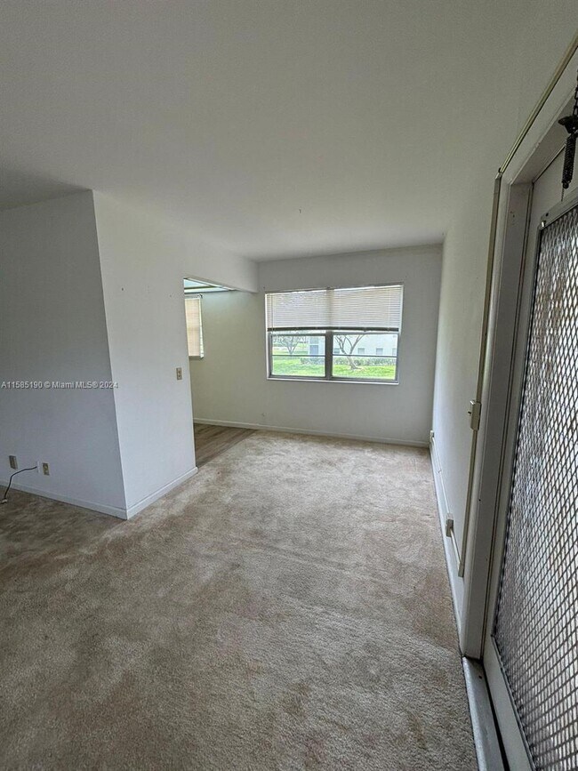 Building Photo - 564 Mansfield M