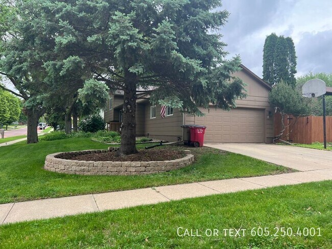 Building Photo - Charming 4 Bedroom, 2 Bathroom Home w/ 2-S...