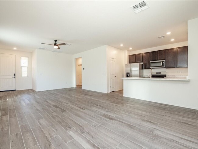 Building Photo - 3 Bedroom 2 Bathroom
