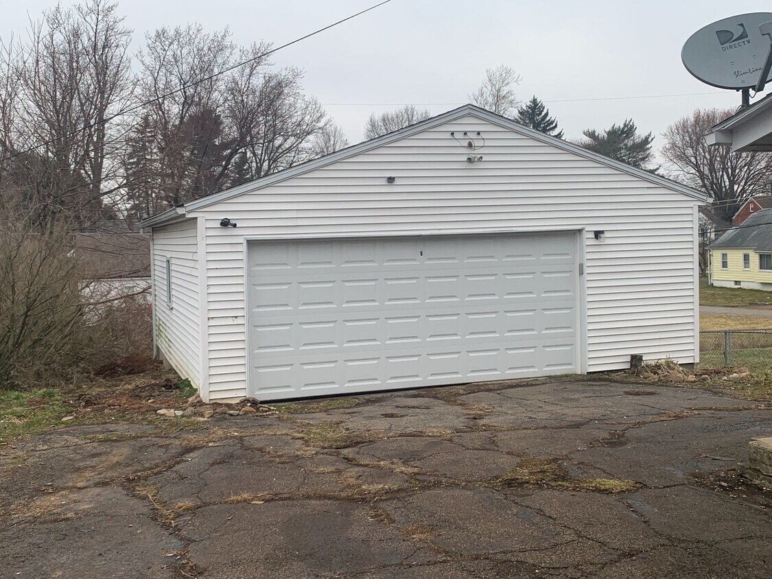 Foto del edificio - Coming soon, brick cape cod with garage