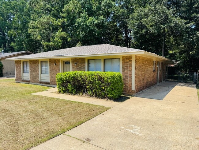 Building Photo - Cozy Meets Spacious: 4BR/2BA with Bonus De...