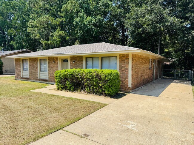 Foto del edificio - Cozy Meets Spacious: 4BR/2BA with Bonus Den & Patio