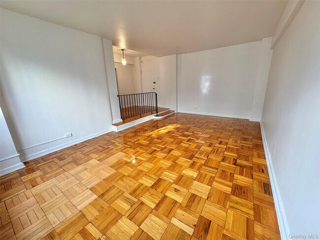 Foto del edificio - 98-41 64th Rd