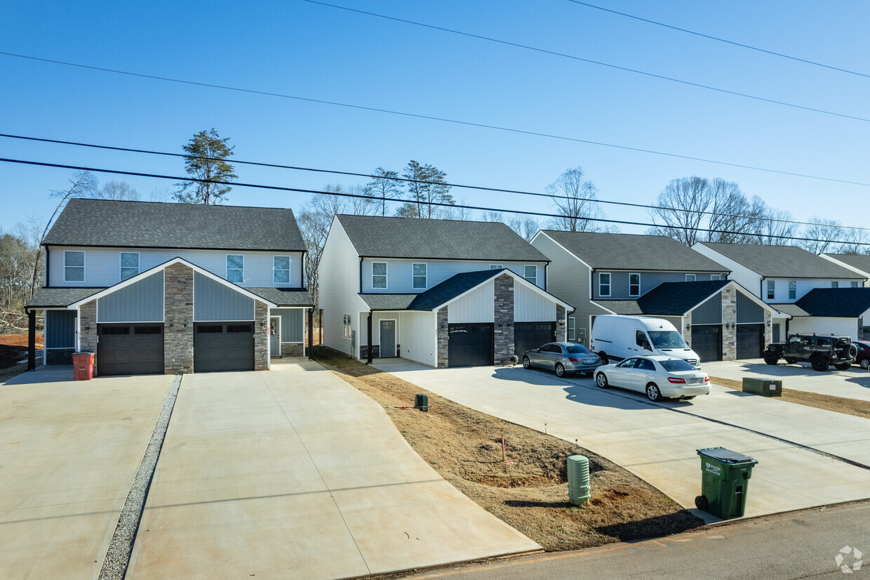 Primary Photo - 653-699 Neighborhood Rd