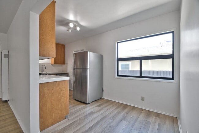 Building Photo - 2 Bed 1 Bath - Home For Lease