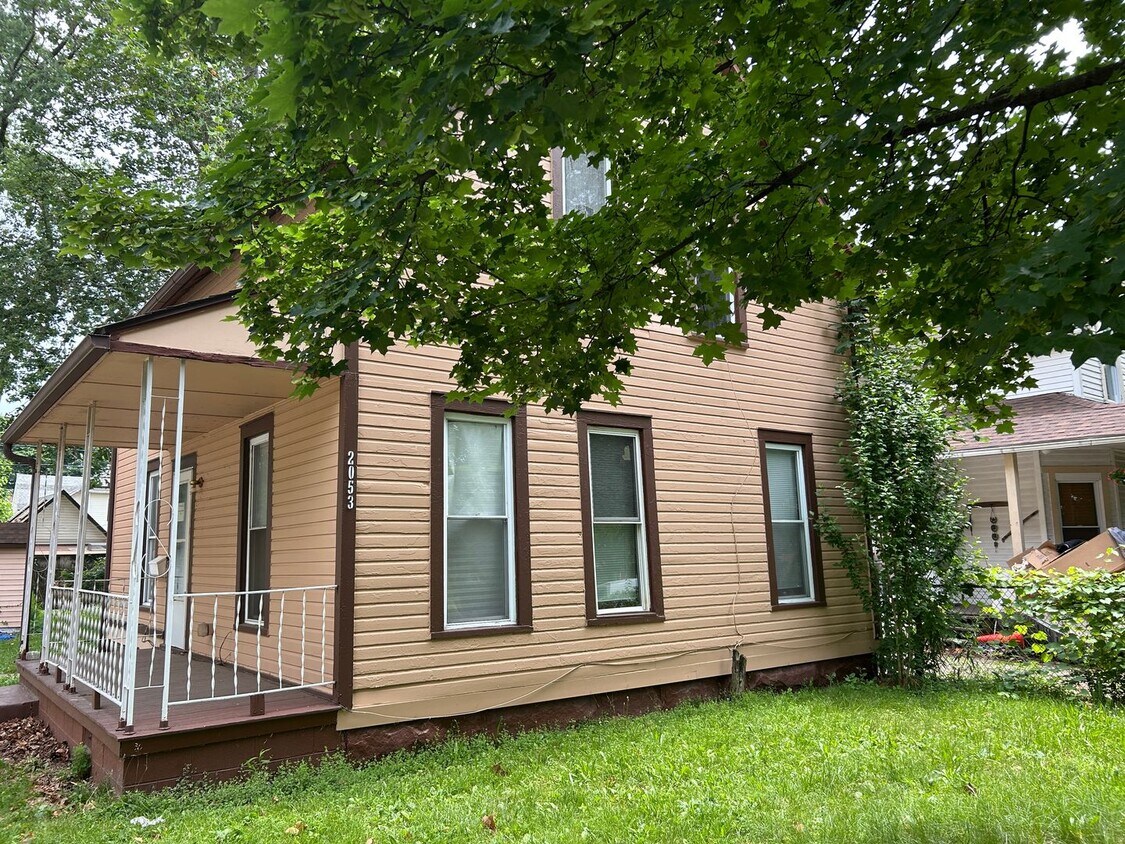 Foto del edificio - Cudell/Edgewater neighborhood; 4 bedroom/1 bath single family house for rent!