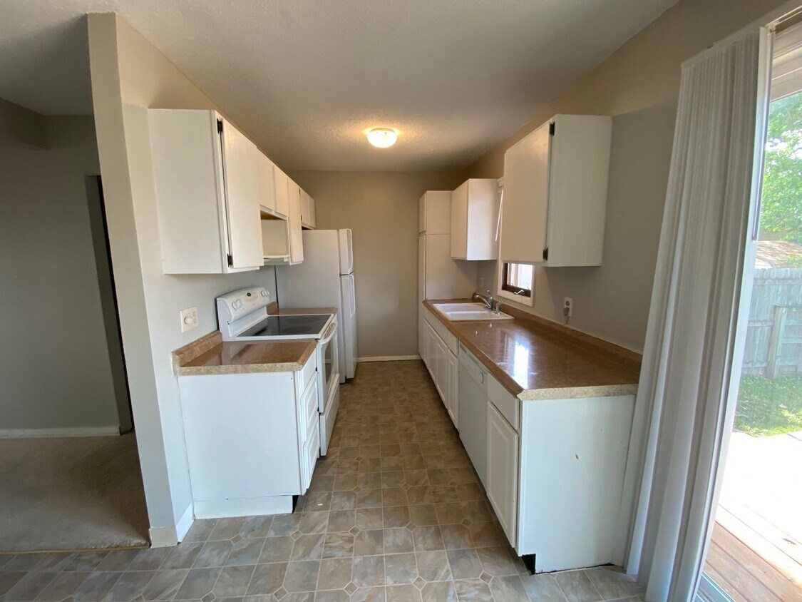 Primary Photo - 3 bed, 1 bath townhome - Move in Incentive!!!