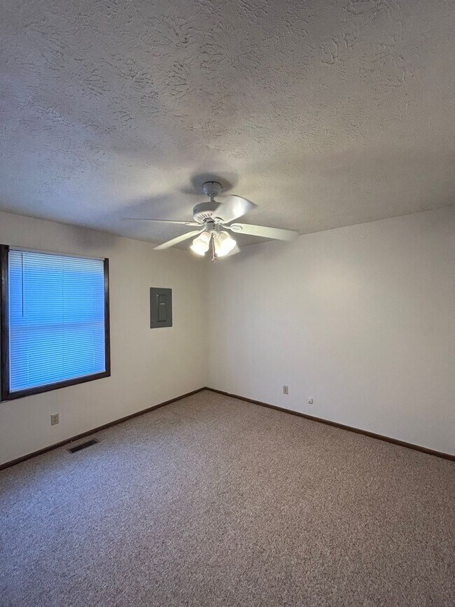 Building Photo - Spacious 2 Bedroom Apartment