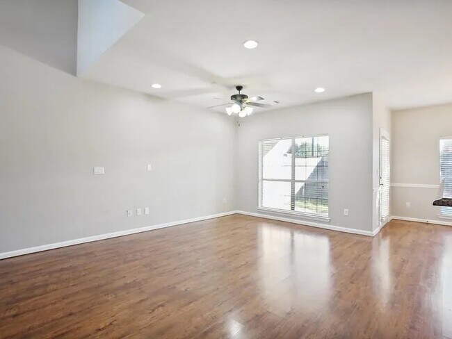 Foto del edificio - 118 Barrington Ln