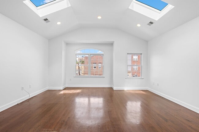 Foto del edificio - 244 Cambridge Ave