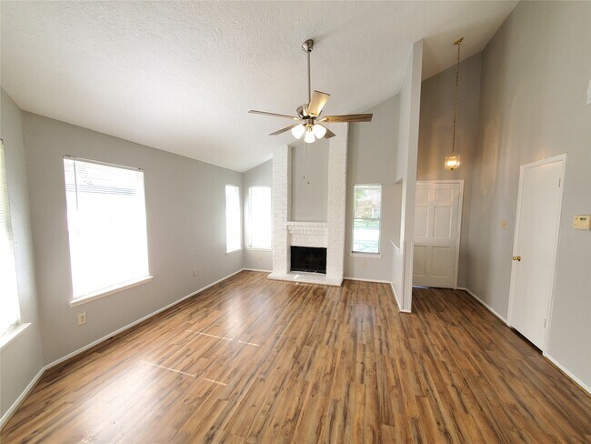 Foto del edificio - 3130 Forestbrook Dr