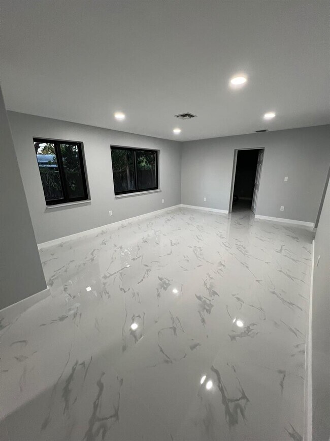 Foto del edificio - 285 NE 43rd St