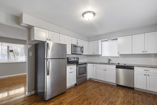 Foto del edificio - 8152 Ames Way