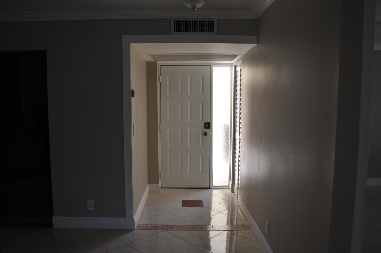 Primary Photo - 2747 Carambola Cir S