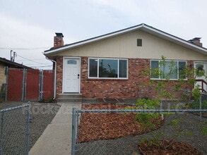 Building Photo - 222 E Crown Ave