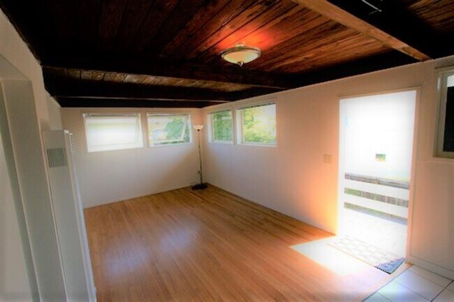 Foto del edificio - Private, sunny top floor 1BD/1BA unit in a gated community, and only three blocks from N Berkeley...