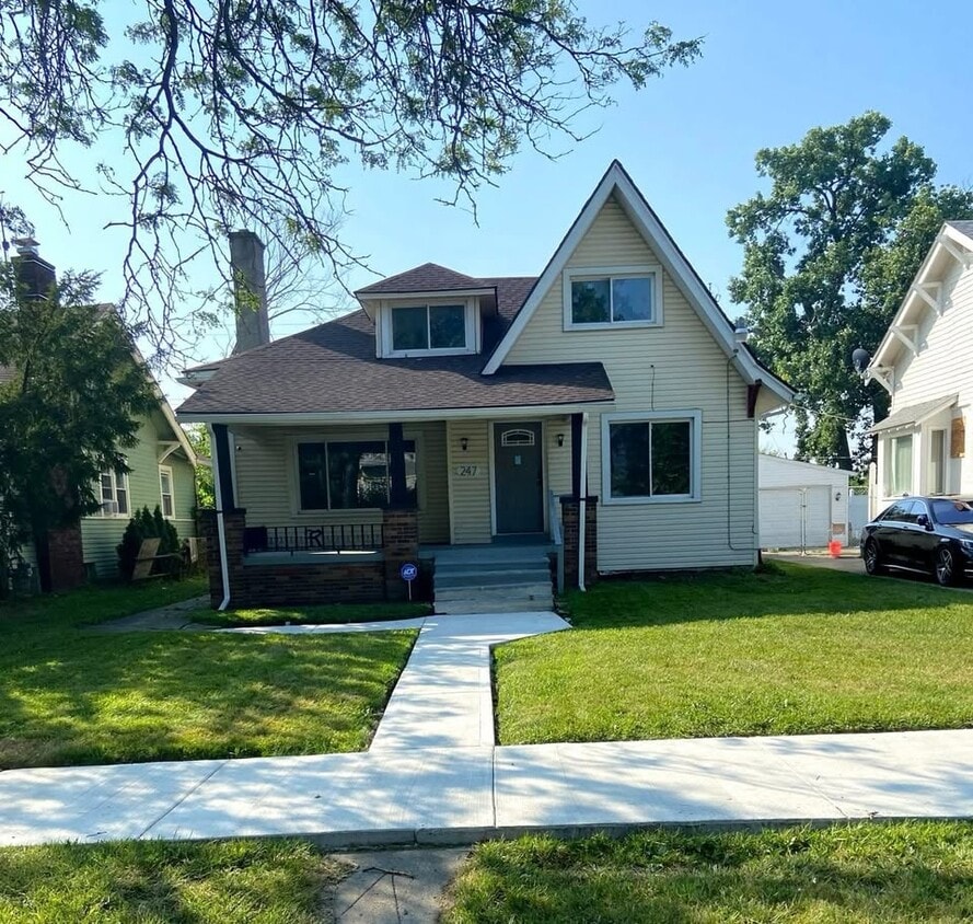 Primary Photo - 247 Moss St