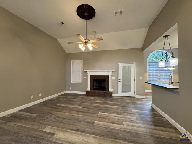 Building Photo - 106 Daventry Ln