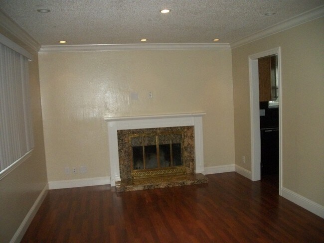 Building Photo - 800 Meadowlark Dr