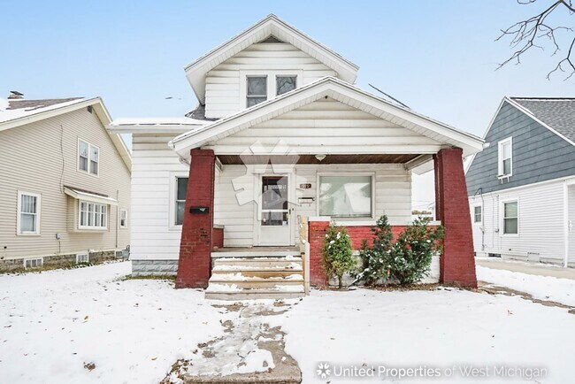 Building Photo - 919 Crescent St NE