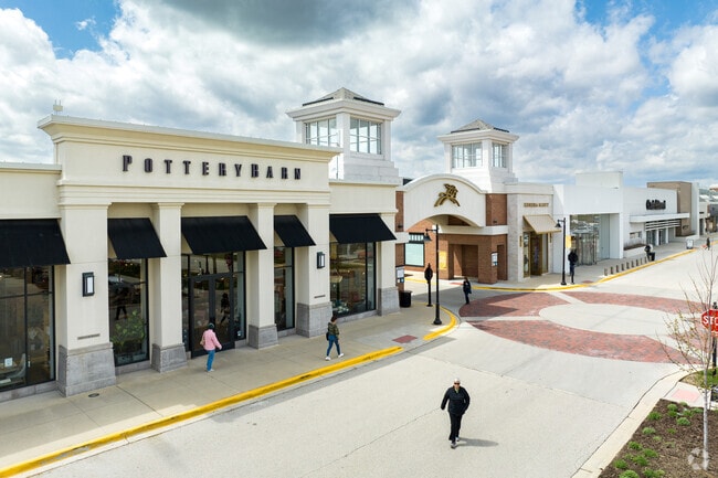 The upscale, open-air Deer Park Town Center attracts shoppers on the Northwest Highway.