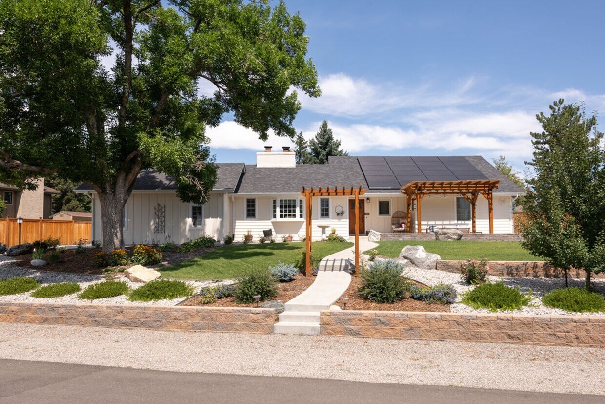 Foto principal - 5 Bedroom 2.5 Bath Retreat in Prime Arvada...