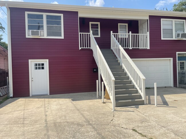 Building Photo - 206 Challenger St