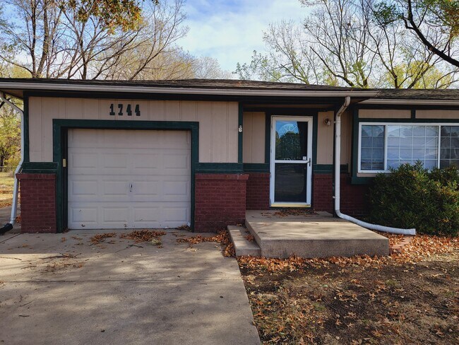 Building Photo - 1744 S Lark Ln